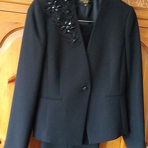 Pant suit.  Black,  4P.  Excellent condition.